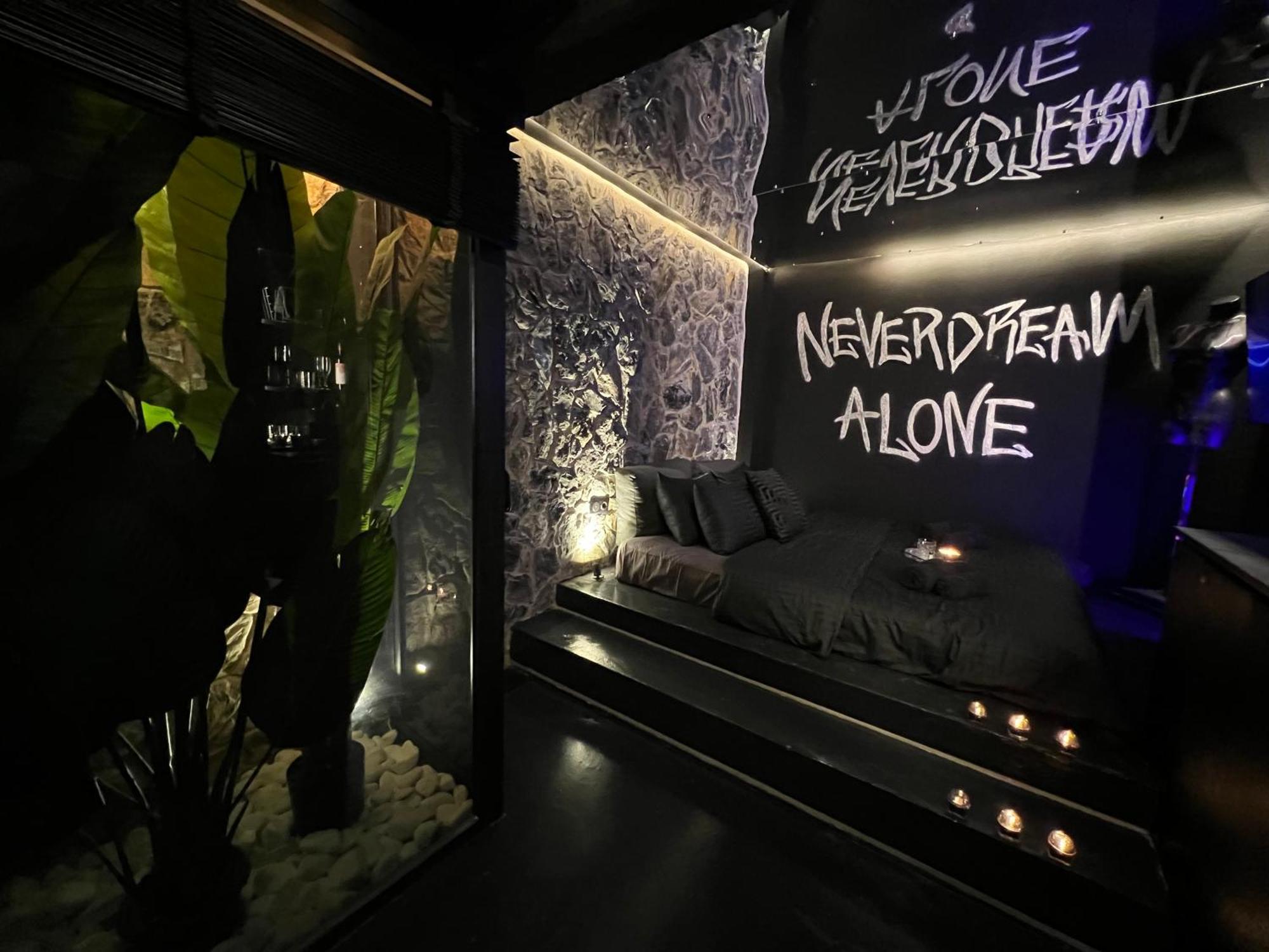 Doormat#13 Black Mirror Thessaloníki Exteriör bild