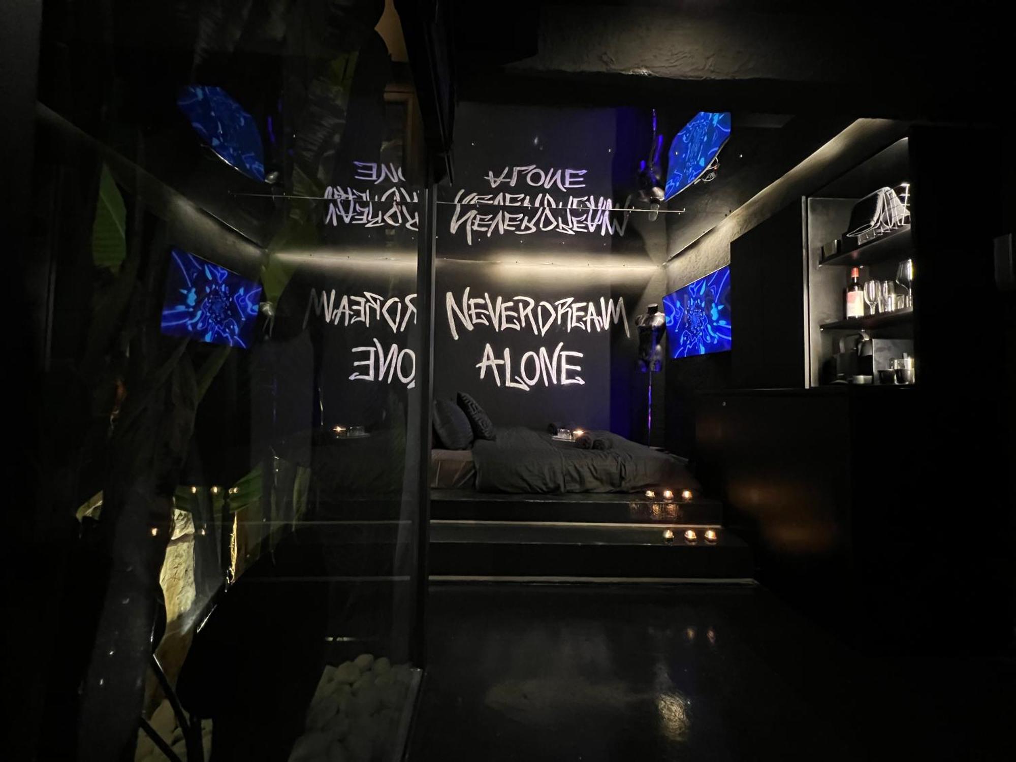 Doormat#13 Black Mirror Thessaloníki Exteriör bild