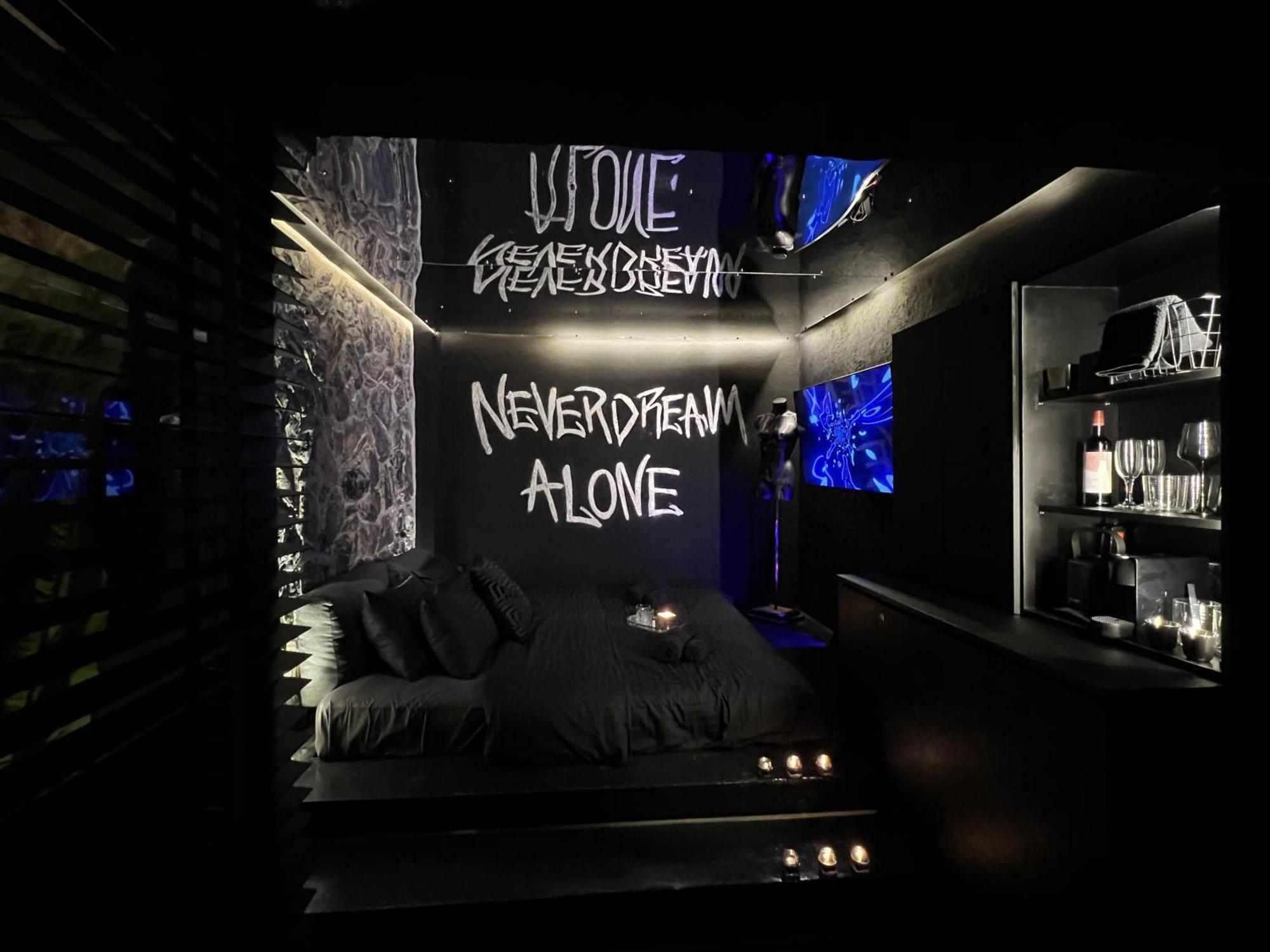 Doormat#13 Black Mirror Thessaloníki Exteriör bild